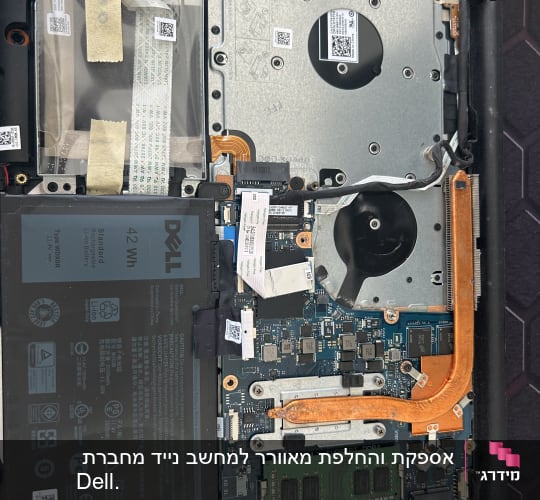 פנים מחשב נייד עם לוח אם, סוללה וזיכרון RAM